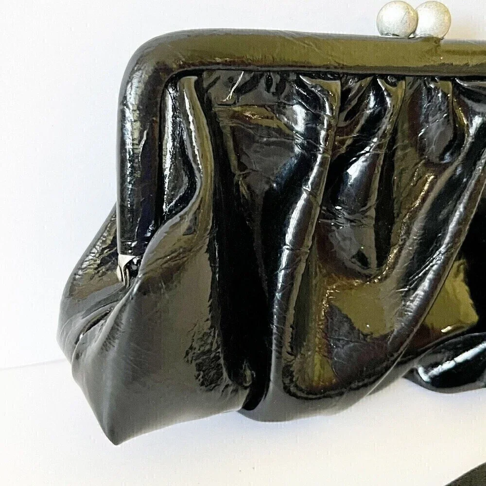 Simply Vera Wang Black Patent Leather Wristlet Clutch Retro Kiss Lock Closure - Picture 2 of 6